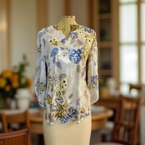 JM Collection Floral shirt with v neck and studded decorations Size Medium NWOT